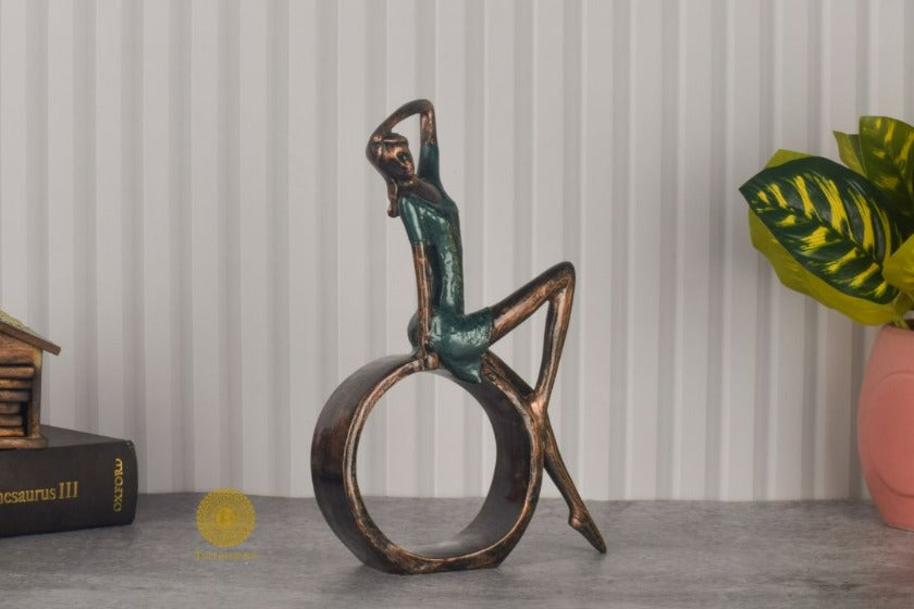 Creative Abstract Resin Modern Girls Statues - The Gharnish - A Unit of Satkala Creations