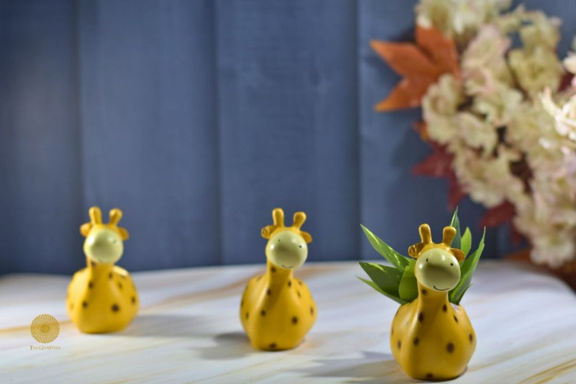 Baby Giraf Resin Miniature - The Gharnish - A Unit of Satkala Creations