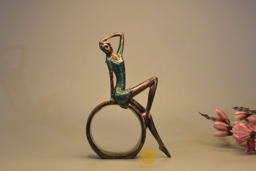 Creative Abstract Resin Modern Girls Statues - The Gharnish - A Unit of Satkala Creations