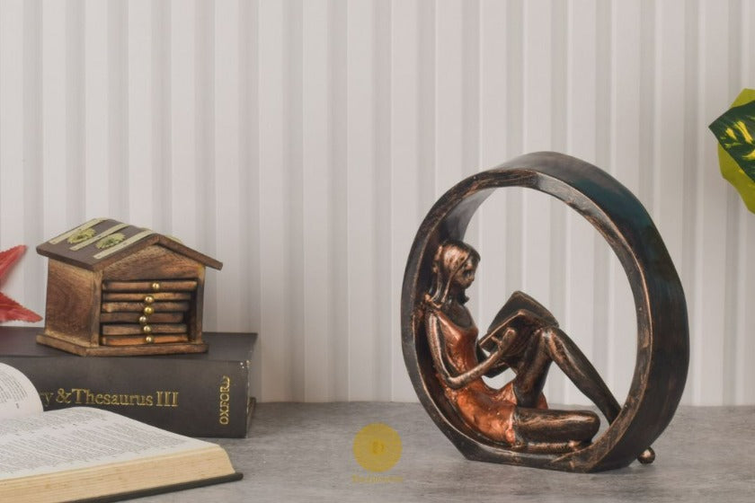 Creative Abstract Resin Modern Girls Statues - The Gharnish - A Unit of Satkala Creations