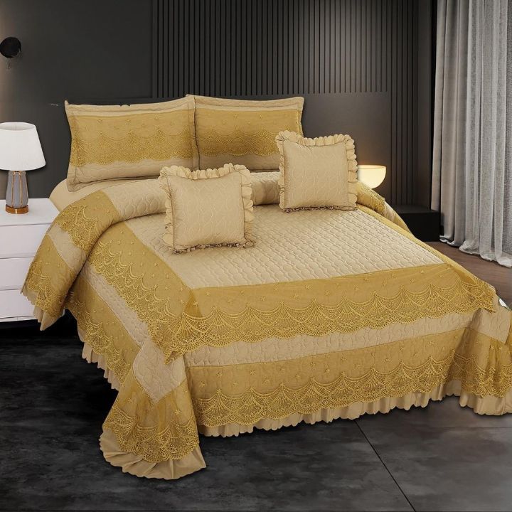 5 PC KING SIZE QUILTED BEDCOVER WITH BEAUTIFUL LACE ON THE BORDER, PACKED WITH 2 FRILLED PILLOW CASE & CUSHIONS.
Size -
1. Bedcover-250x270 cms
2 Pillow case -46x69 cms
2 Cushion Cover 40x40 cms