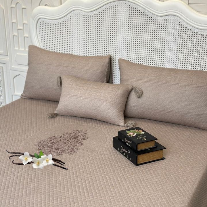 Elegance Touch 4-Piece Cotton Quilted Bedding Set with Highlighter Cushion - The Gharnish - A Unit of Satkala Creations