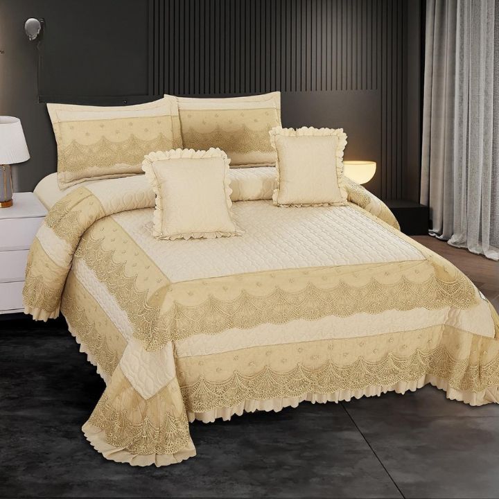 5 PC KING SIZE  QUILTED BEDCOVER WITH BEAUTIFUL LACE ON THE BORDER, PACKED WITH 2 FRILLED  PILLOW CASE &  CUSHIONS.
Size - 
 1. Bedcover-250x270 cms
2 Pillow case -46x69 cms 
2 Cushion Cover 40x40 cms 
