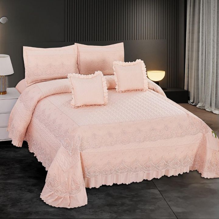 5 PC KING SIZE  QUILTED BEDCOVER WITH BEAUTIFUL LACE ON THE BORDER, PACKED WITH 2 FRILLED  PILLOW CASE &  CUSHIONS.
Size - 
 1. Bedcover-250x270 cms
2 Pillow case -46x69 cms 
2 Cushion Cover 40x40 cms 
