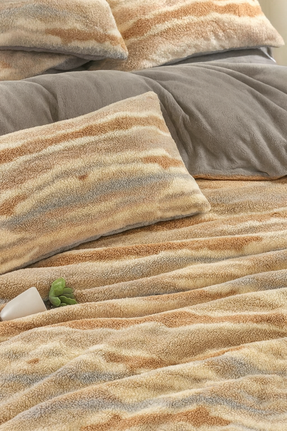 Iconic Wave Design Winter Quilt