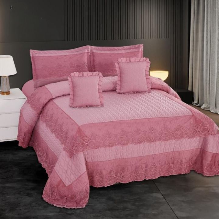 5 PC KING SIZE  QUILTED BEDCOVER WITH BEAUTIFUL LACE ON THE BORDER, PACKED WITH 2 FRILLED  PILLOW CASE &  CUSHIONS.
Size - 
 1. Bedcover-250x270 cms
2 Pillow case -46x69 cms 
2 Cushion Cover 40x40 cms 
