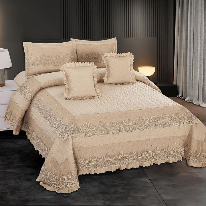 5 PC KING SIZE  QUILTED BEDCOVER WITH BEAUTIFUL LACE ON THE BORDER, PACKED WITH 2 FRILLED  PILLOW CASE &  CUSHIONS.
Size - 
 1. Bedcover-250x270 cms
2 Pillow case -46x69 cms 
2 Cushion Cover 40x40 cms 
