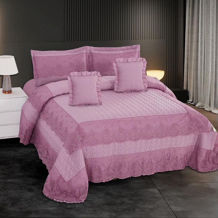 5 PC KING SIZE  QUILTED BEDCOVER WITH BEAUTIFUL LACE ON THE BORDER, PACKED WITH 2 FRILLED  PILLOW CASE &  CUSHIONS.
Size - 
 1. Bedcover-250x270 cms
2 Pillow case -46x69 cms 
2 Cushion Cover 40x40 cms 
