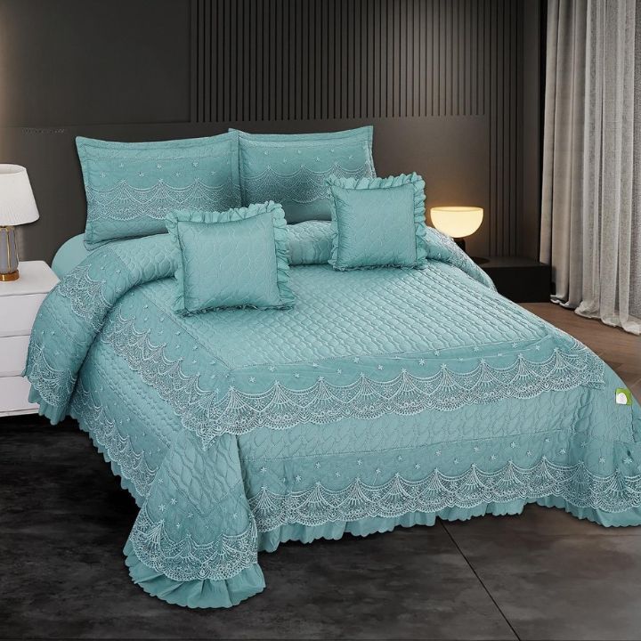 5 PC KING SIZE  QUILTED BEDCOVER WITH BEAUTIFUL LACE ON THE BORDER, PACKED WITH 2 FRILLED  PILLOW CASE &  CUSHIONS.
Size - 
 1. Bedcover-250x270 cms
2 Pillow case -46x69 cms 
2 Cushion Cover 40x40 cms 
