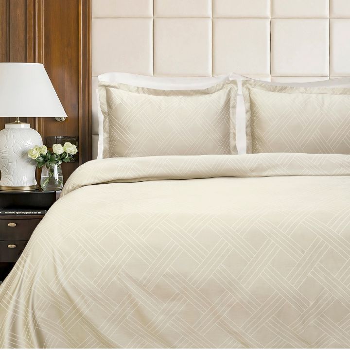 Egyptian Cotton 400 TC king size bedding set by The Gharnish, includes three soft, luxurious sheets and pillowcases.