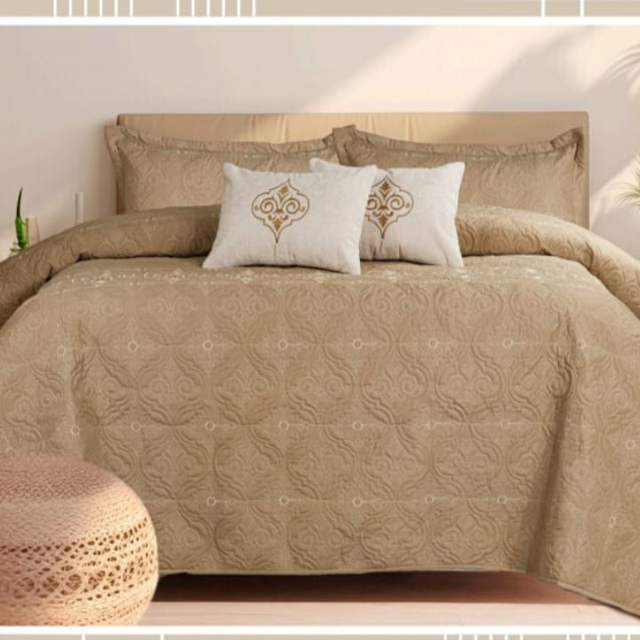 Zara Beautiful Pattern Quilted Bedding Set of 5 Pcs - The Gharnish - A Unit of Satkala Creations