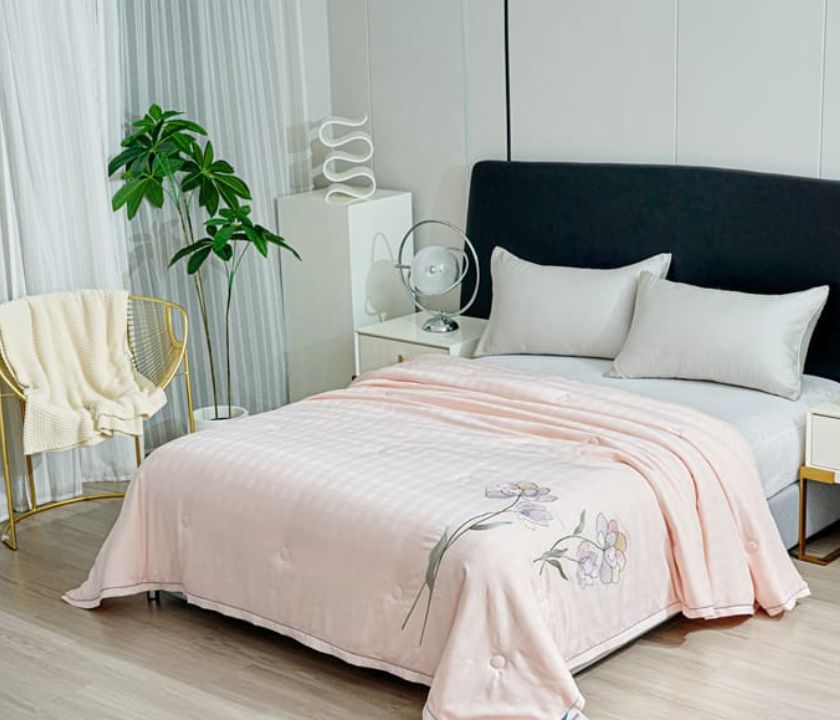 The Gharnish Ulta Luxurious Series all-weather comforter in a cozy, plush fabric, perfect for year-round comfort and warmth.