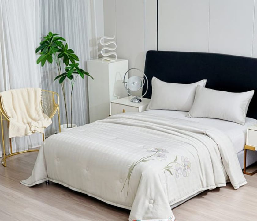 The Gharnish Ulta Luxurious Series all-weather comforter in a cozy, plush fabric, designed for year-round comfort and style.