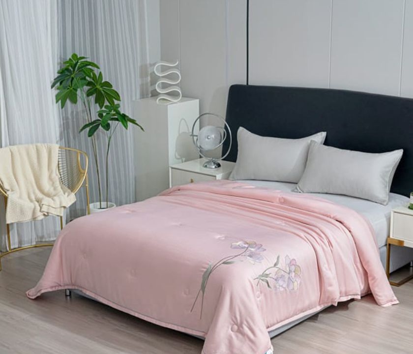 The Gharnish Ulta Luxurious Series all-weather comforter in a cozy, plush design perfect for year-round comfort.